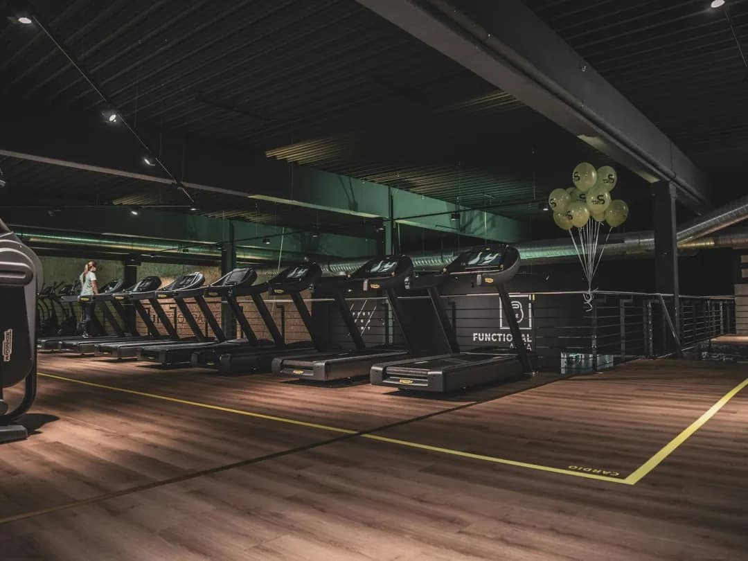 Jak biegać na bieżni: unikaj kontuzji i popraw swoją technikę