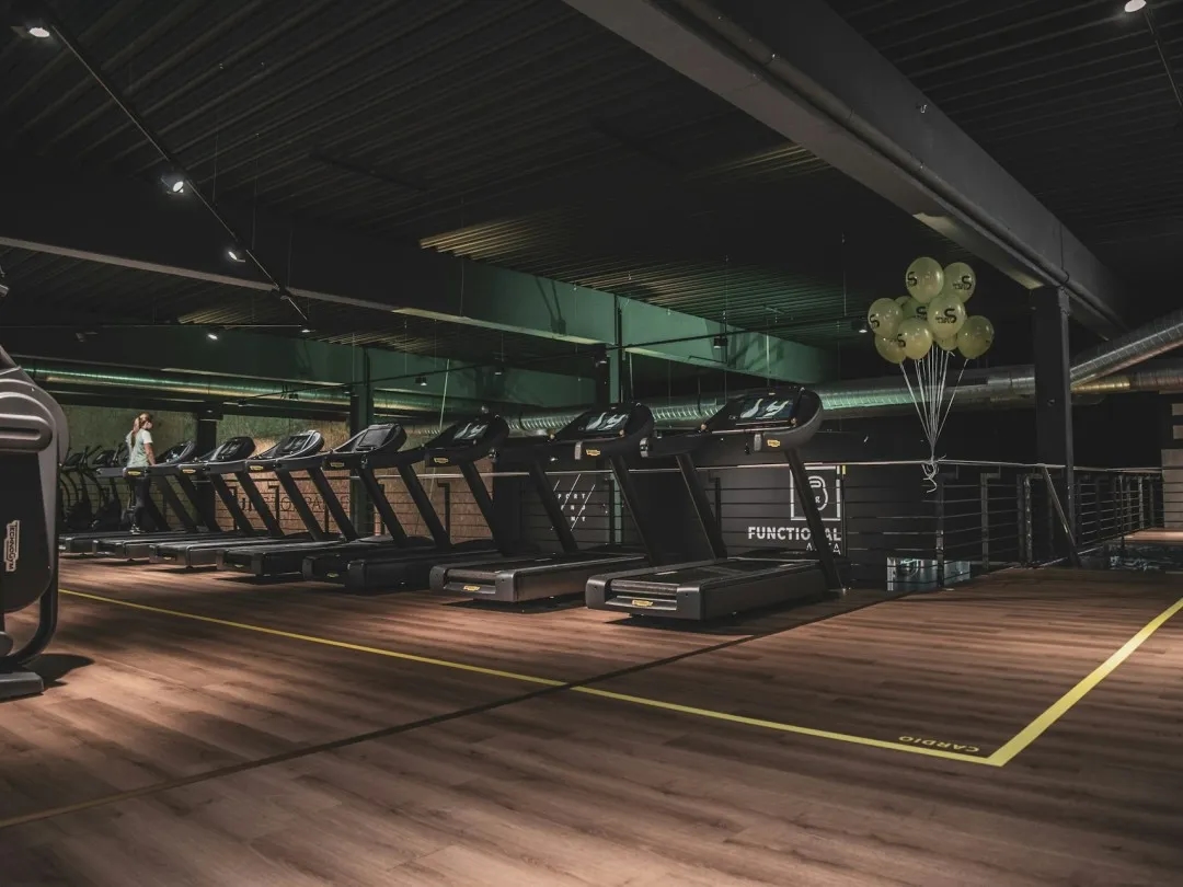 Jak biegać na bieżni: unikaj kontuzji i popraw swoją technikę