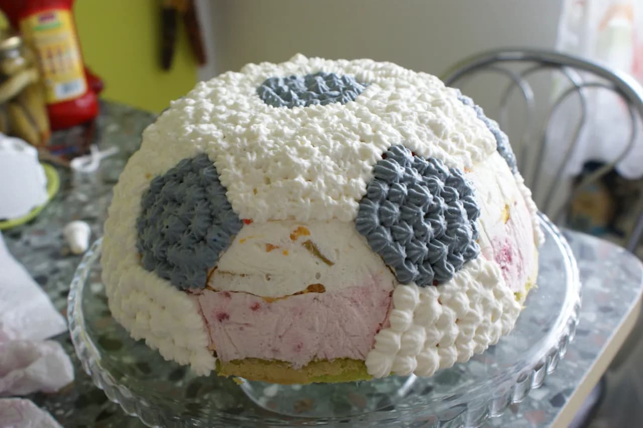 Jak zrobić tort w kształcie piłki nożnej - proste przepisy i porady