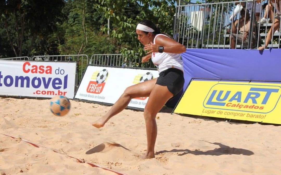 Czy w tenisie można odbić piłkę nogą? Oto zasady, które musisz znać