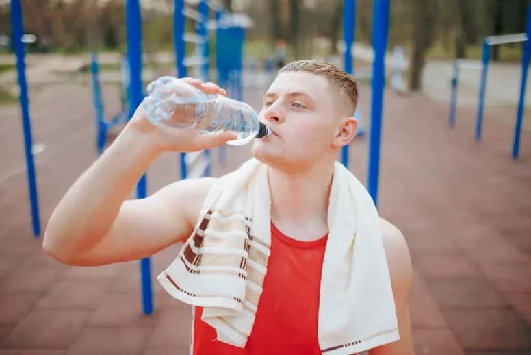 Co pić po treningu, aby skutecznie wspomóc regenerację i nawodnienie