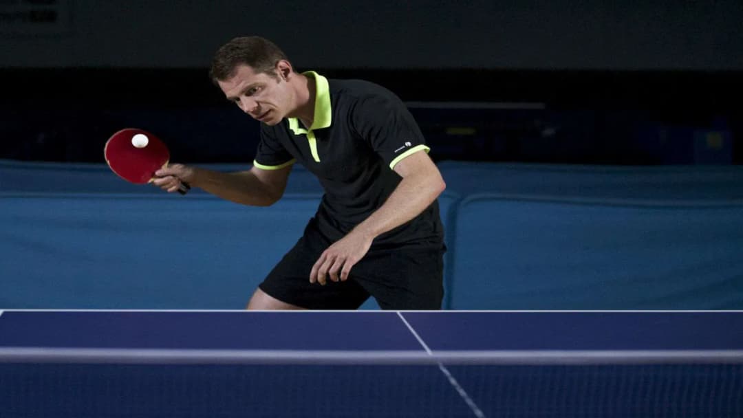 Jakie piłeczki do tenisa stołowego wybrać, aby nie żałować?