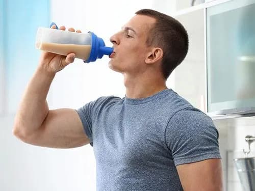 Czy można brać białko bez treningu? Odkryj prawdę o suplementacji